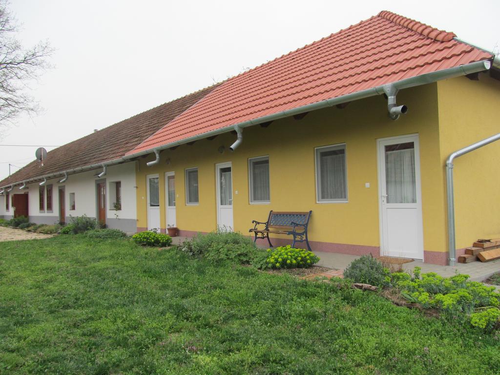 Rigofuetty Vendeghaz Hotel Tiszaalpar Buitenkant foto